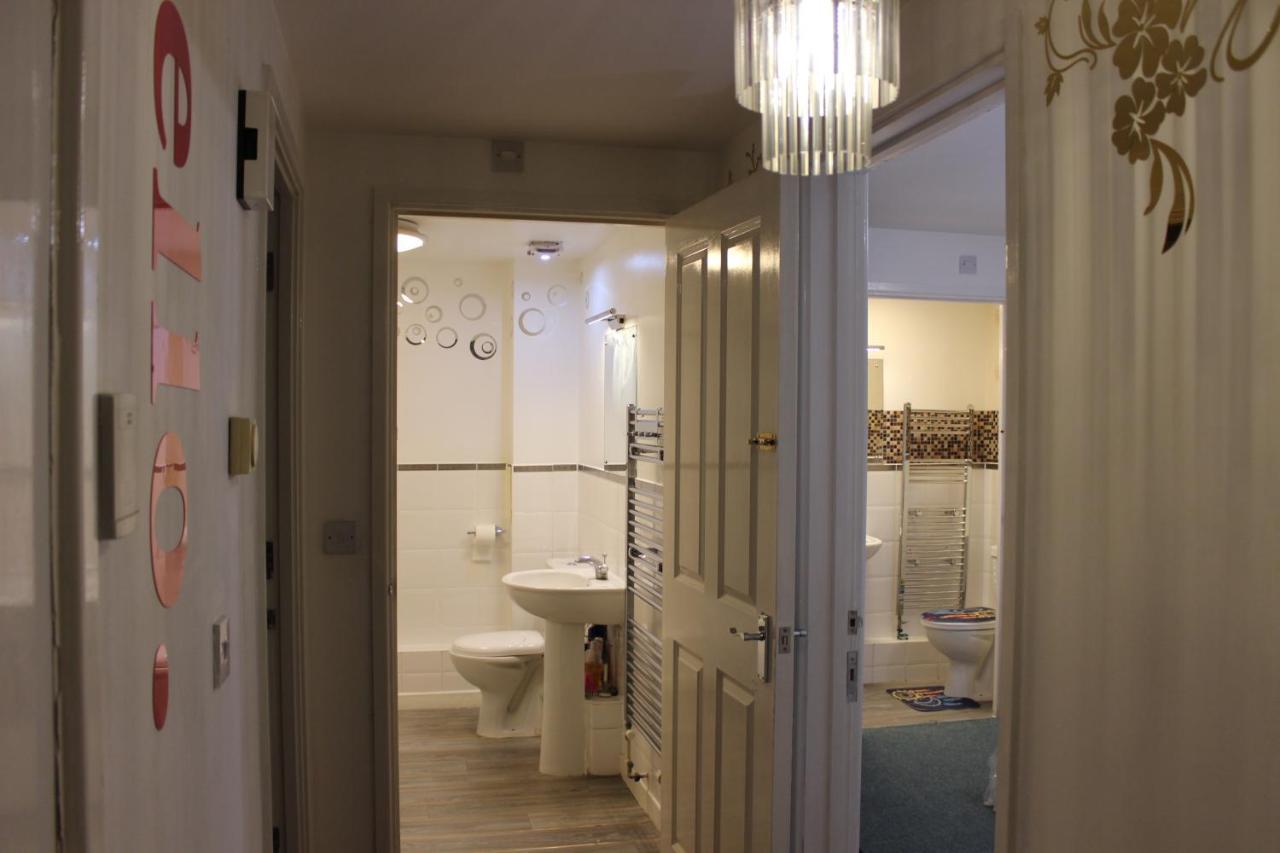 London 2 Bed 2 Bath Apartment Holiday Home - Free Parking - 3Min Walk To The Train Station - 19Min To London Liverpool Street 5Min To Victoria Line 1Gb Broadband Super Fast Internet Ground Floor 100S Of Shops Restaurants Bakeries 24-Hour Asda Superst Exteriér fotografie