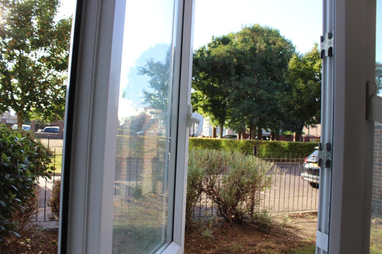 London 2 Bed 2 Bath Apartment Holiday Home - Free Parking - 3Min Walk To The Train Station - 19Min To London Liverpool Street 5Min To Victoria Line 1Gb Broadband Super Fast Internet Ground Floor 100S Of Shops Restaurants Bakeries 24-Hour Asda Superst Exteriér fotografie