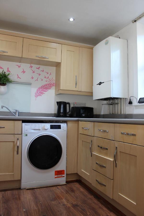 London 2 Bed 2 Bath Apartment Holiday Home - Free Parking - 3Min Walk To The Train Station - 19Min To London Liverpool Street 5Min To Victoria Line 1Gb Broadband Super Fast Internet Ground Floor 100S Of Shops Restaurants Bakeries 24-Hour Asda Superst Exteriér fotografie