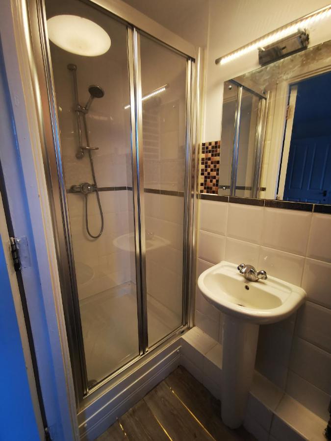 London 2 Bed 2 Bath Apartment Holiday Home - Free Parking - 3Min Walk To The Train Station - 19Min To London Liverpool Street 5Min To Victoria Line 1Gb Broadband Super Fast Internet Ground Floor 100S Of Shops Restaurants Bakeries 24-Hour Asda Superst Exteriér fotografie