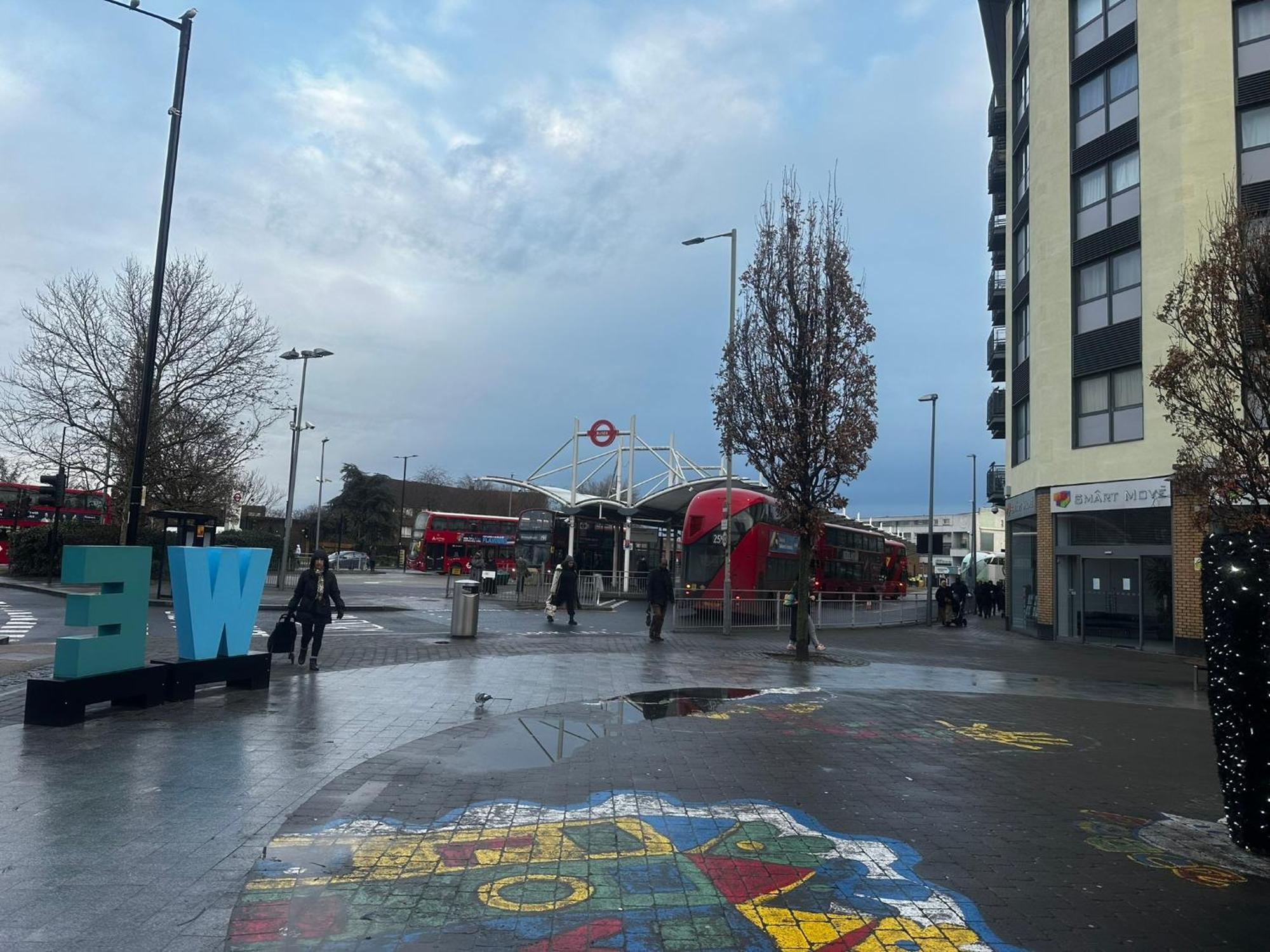 London 2 Bed 2 Bath Apartment Holiday Home - Free Parking - 3Min Walk To The Train Station - 19Min To London Liverpool Street 5Min To Victoria Line 1Gb Broadband Super Fast Internet Ground Floor 100S Of Shops Restaurants Bakeries 24-Hour Asda Superst Exteriér fotografie