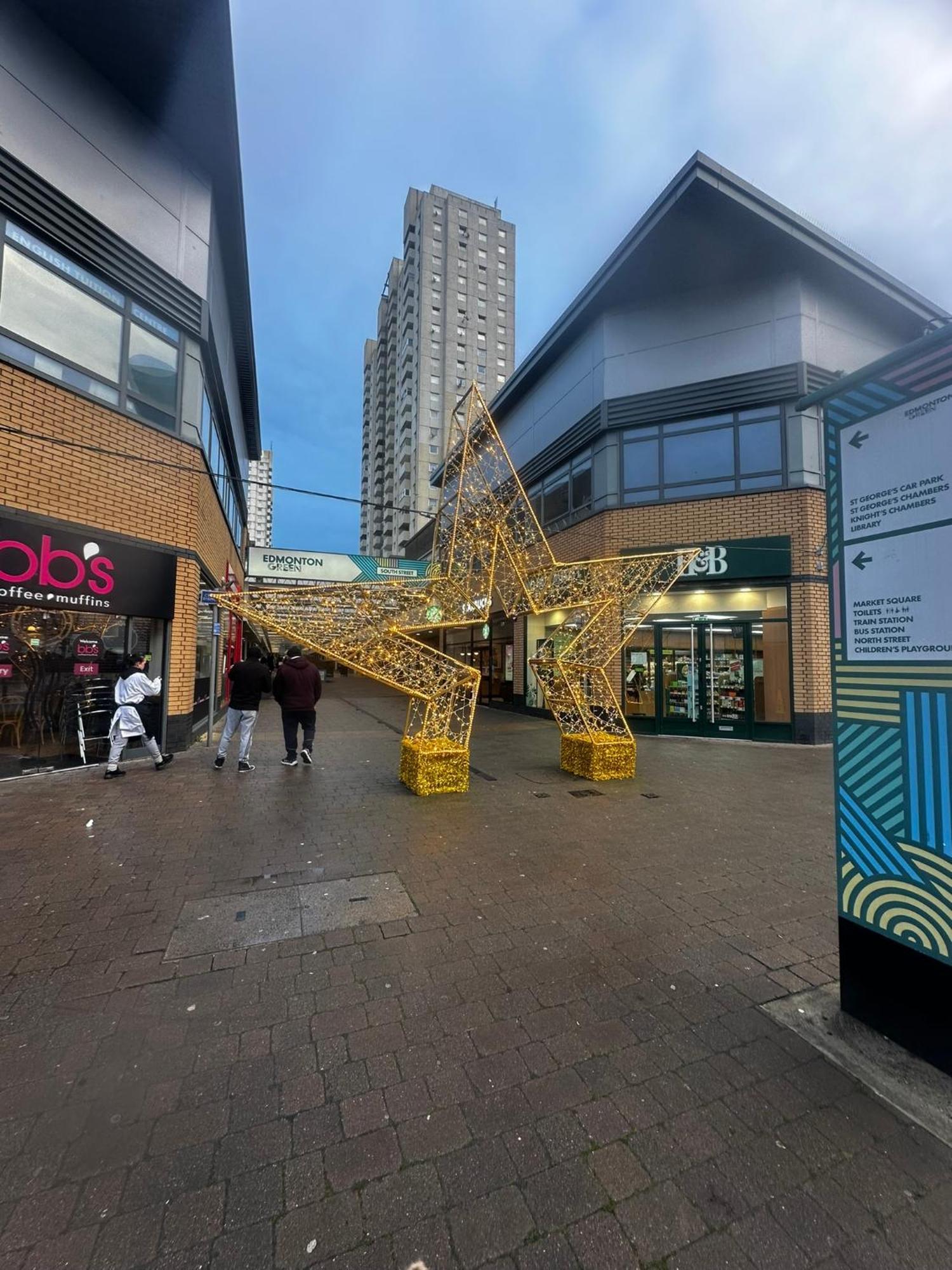 London 2 Bed 2 Bath Apartment Holiday Home - Free Parking - 3Min Walk To The Train Station - 19Min To London Liverpool Street 5Min To Victoria Line 1Gb Broadband Super Fast Internet Ground Floor 100S Of Shops Restaurants Bakeries 24-Hour Asda Superst Exteriér fotografie