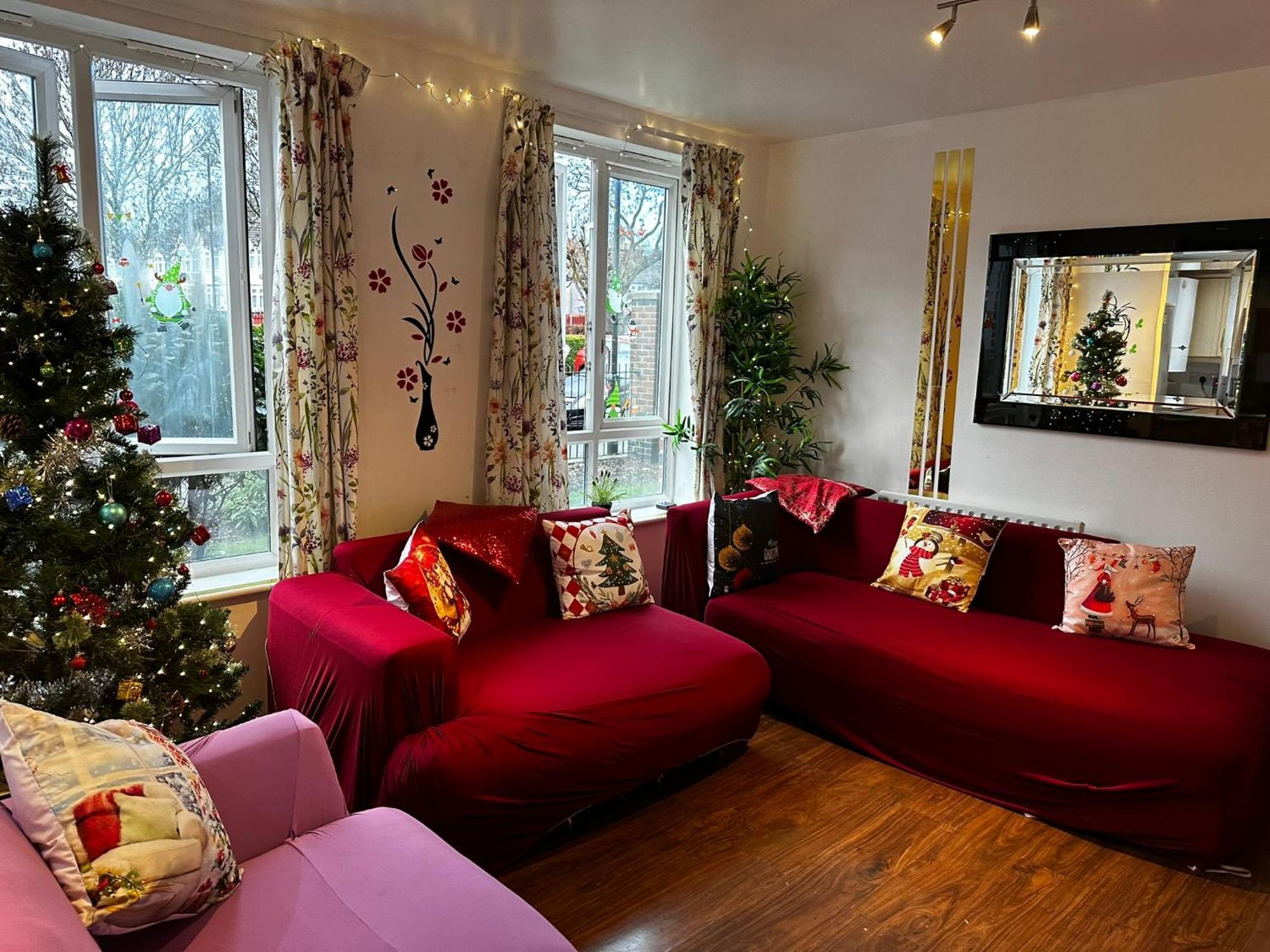 London 2 Bed 2 Bath Apartment Holiday Home - Free Parking - 3Min Walk To The Train Station - 19Min To London Liverpool Street 5Min To Victoria Line 1Gb Broadband Super Fast Internet Ground Floor 100S Of Shops Restaurants Bakeries 24-Hour Asda Superst Exteriér fotografie