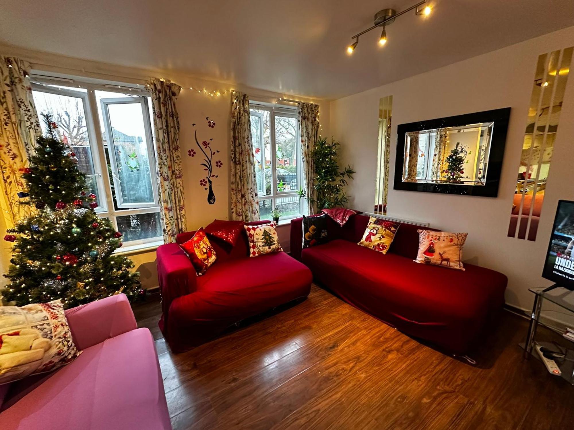 London 2 Bed 2 Bath Apartment Holiday Home - Free Parking - 3Min Walk To The Train Station - 19Min To London Liverpool Street 5Min To Victoria Line 1Gb Broadband Super Fast Internet Ground Floor 100S Of Shops Restaurants Bakeries 24-Hour Asda Superst Exteriér fotografie