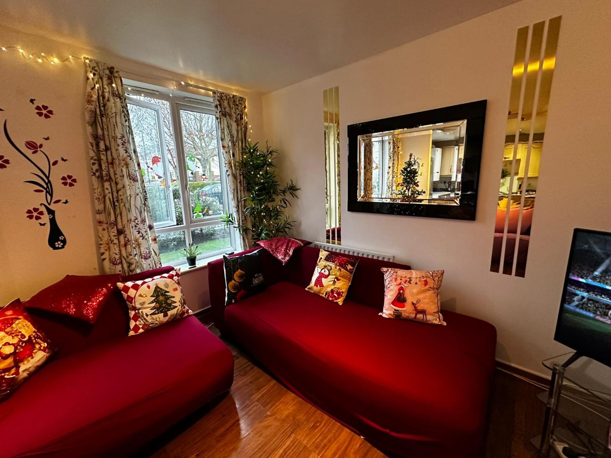 London 2 Bed 2 Bath Apartment Holiday Home - Free Parking - 3Min Walk To The Train Station - 19Min To London Liverpool Street 5Min To Victoria Line 1Gb Broadband Super Fast Internet Ground Floor 100S Of Shops Restaurants Bakeries 24-Hour Asda Superst Exteriér fotografie