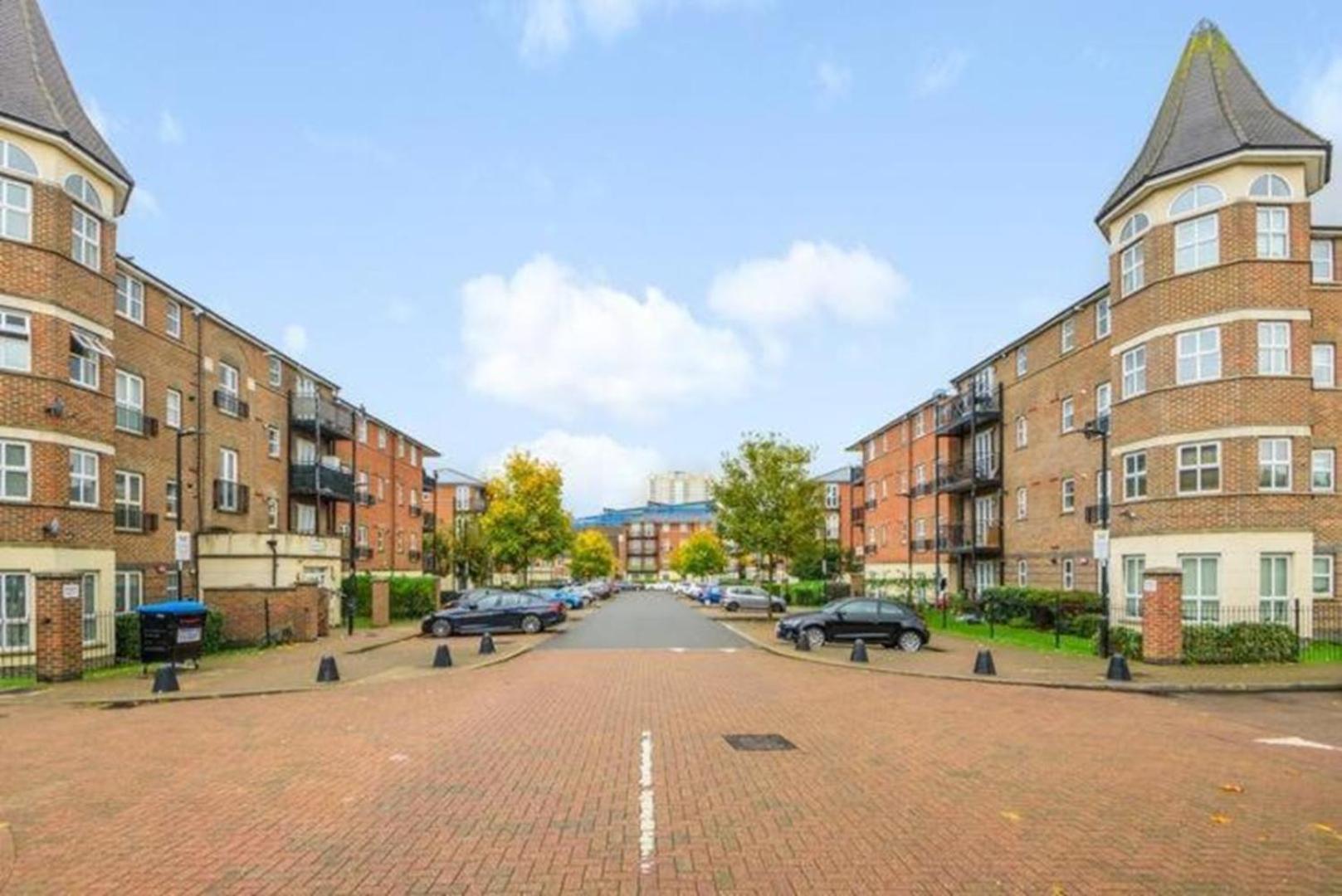 London 2 Bed 2 Bath Apartment Holiday Home - Free Parking - 3Min Walk To The Train Station - 19Min To London Liverpool Street 5Min To Victoria Line 1Gb Broadband Super Fast Internet Ground Floor 100S Of Shops Restaurants Bakeries 24-Hour Asda Superst Exteriér fotografie