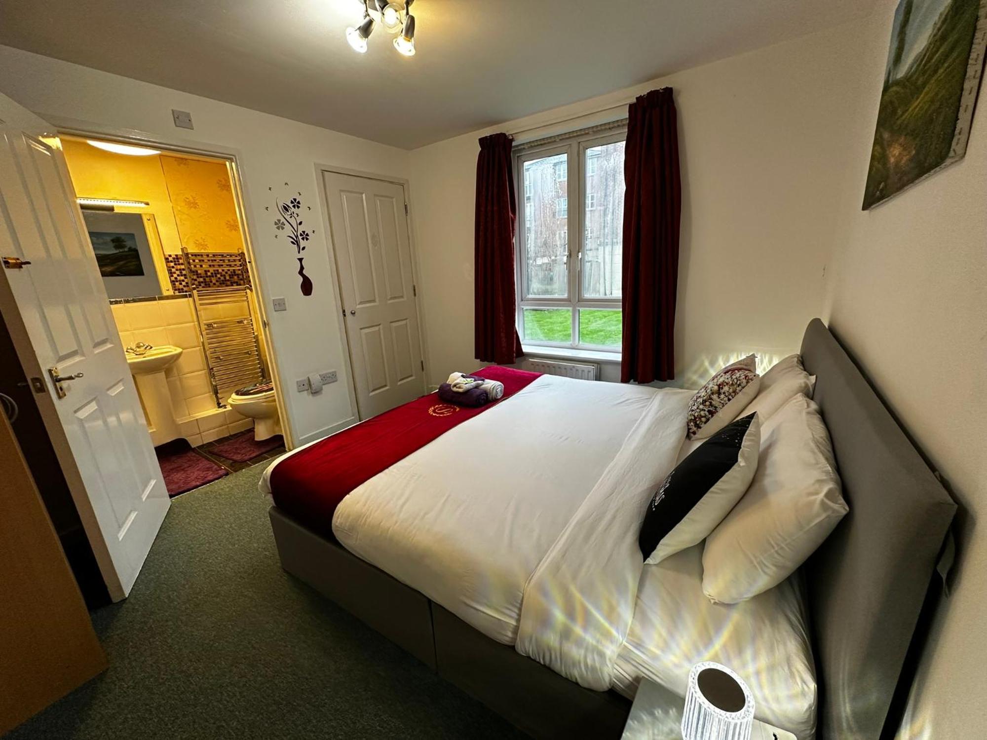 London 2 Bed 2 Bath Apartment Holiday Home - Free Parking - 3Min Walk To The Train Station - 19Min To London Liverpool Street 5Min To Victoria Line 1Gb Broadband Super Fast Internet Ground Floor 100S Of Shops Restaurants Bakeries 24-Hour Asda Superst Exteriér fotografie