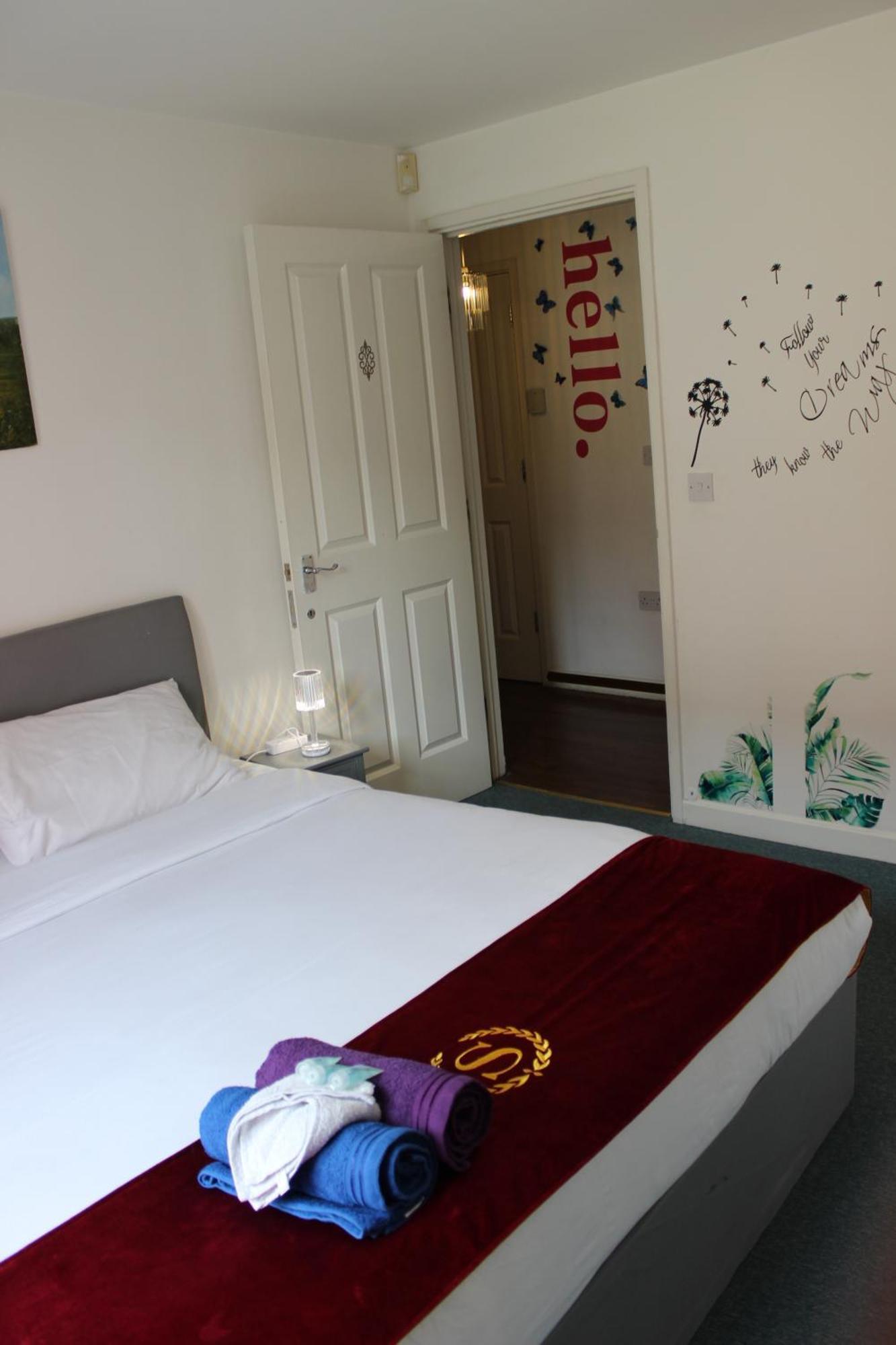 London 2 Bed 2 Bath Apartment Holiday Home - Free Parking - 3Min Walk To The Train Station - 19Min To London Liverpool Street 5Min To Victoria Line 1Gb Broadband Super Fast Internet Ground Floor 100S Of Shops Restaurants Bakeries 24-Hour Asda Superst Exteriér fotografie