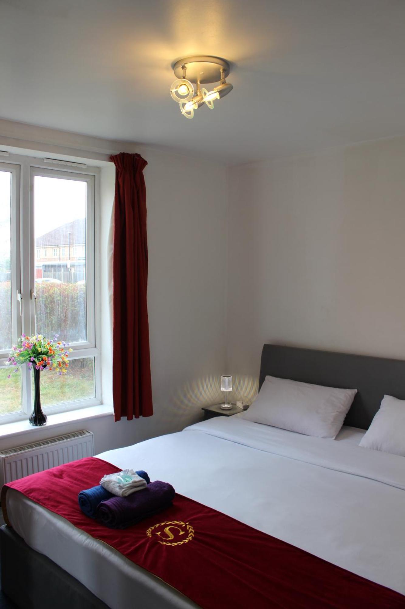 London 2 Bed 2 Bath Apartment Holiday Home - Free Parking - 3Min Walk To The Train Station - 19Min To London Liverpool Street 5Min To Victoria Line 1Gb Broadband Super Fast Internet Ground Floor 100S Of Shops Restaurants Bakeries 24-Hour Asda Superst Exteriér fotografie