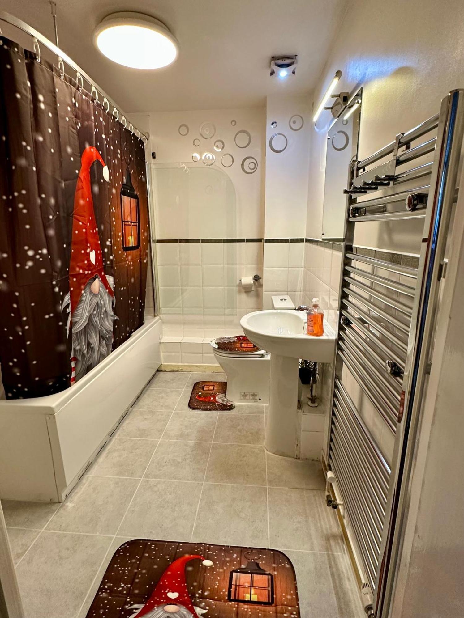 London 2 Bed 2 Bath Apartment Holiday Home - Free Parking - 3Min Walk To The Train Station - 19Min To London Liverpool Street 5Min To Victoria Line 1Gb Broadband Super Fast Internet Ground Floor 100S Of Shops Restaurants Bakeries 24-Hour Asda Superst Exteriér fotografie