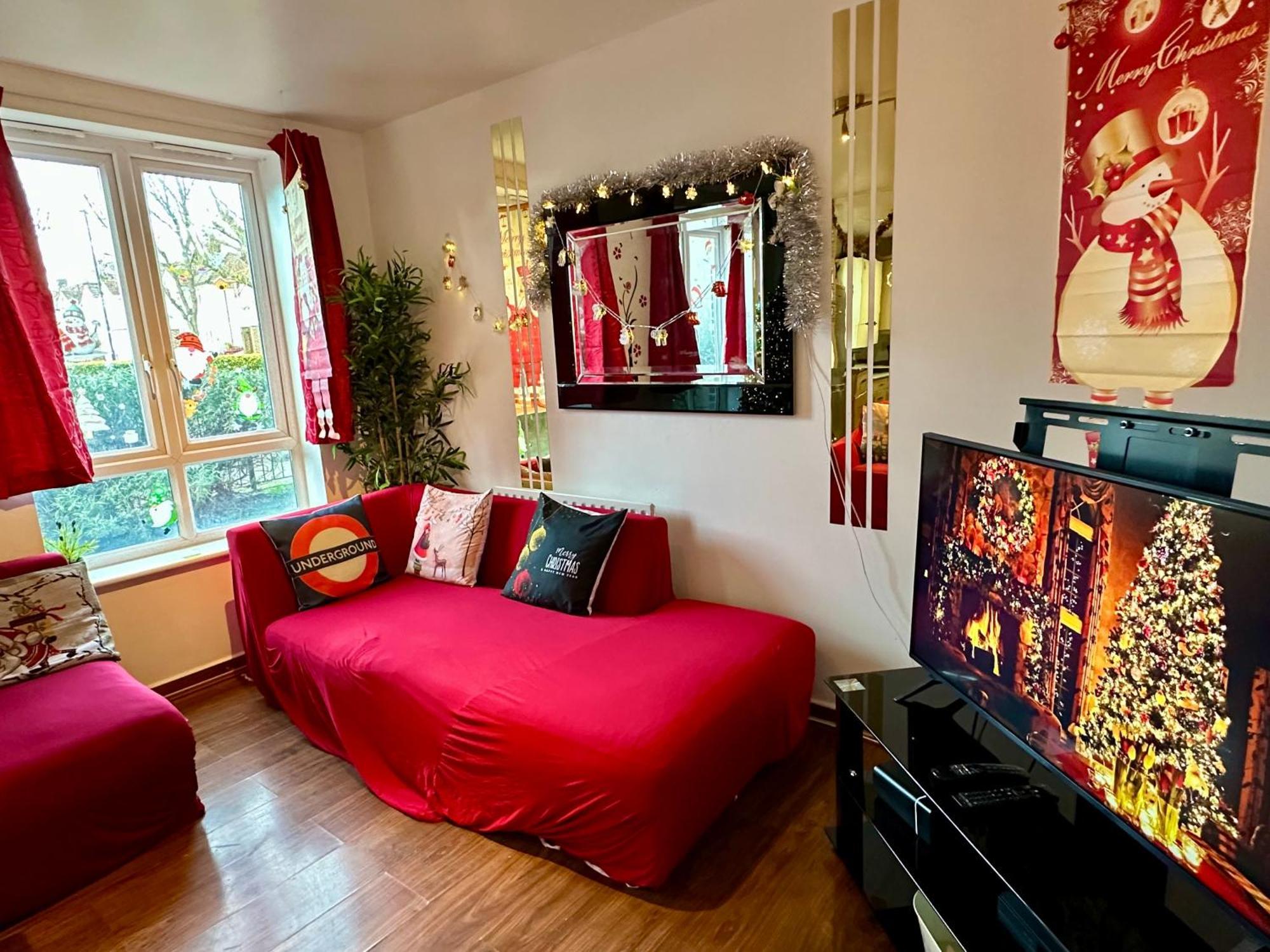 London 2 Bed 2 Bath Apartment Holiday Home - Free Parking - 3Min Walk To The Train Station - 19Min To London Liverpool Street 5Min To Victoria Line 1Gb Broadband Super Fast Internet Ground Floor 100S Of Shops Restaurants Bakeries 24-Hour Asda Superst Exteriér fotografie